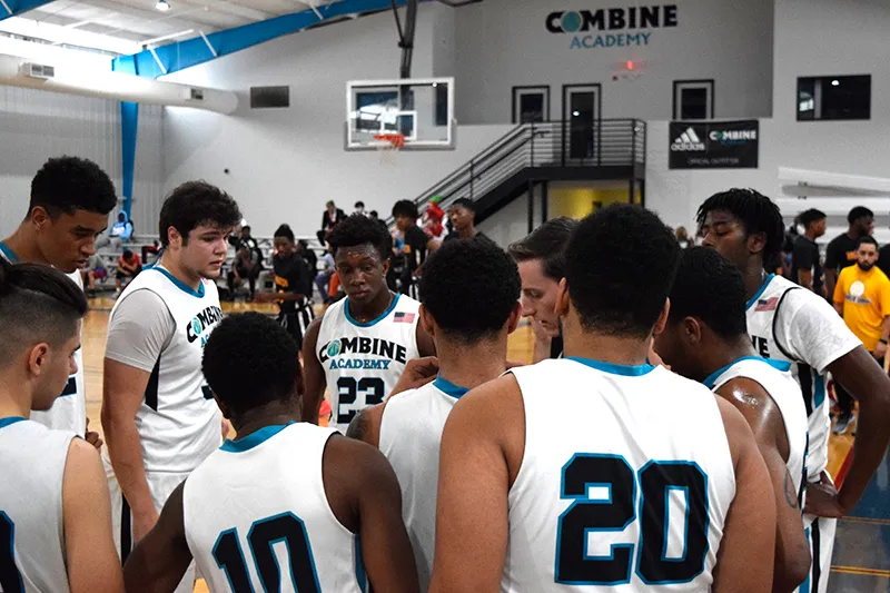 Coach et joueurs de Combine Academy